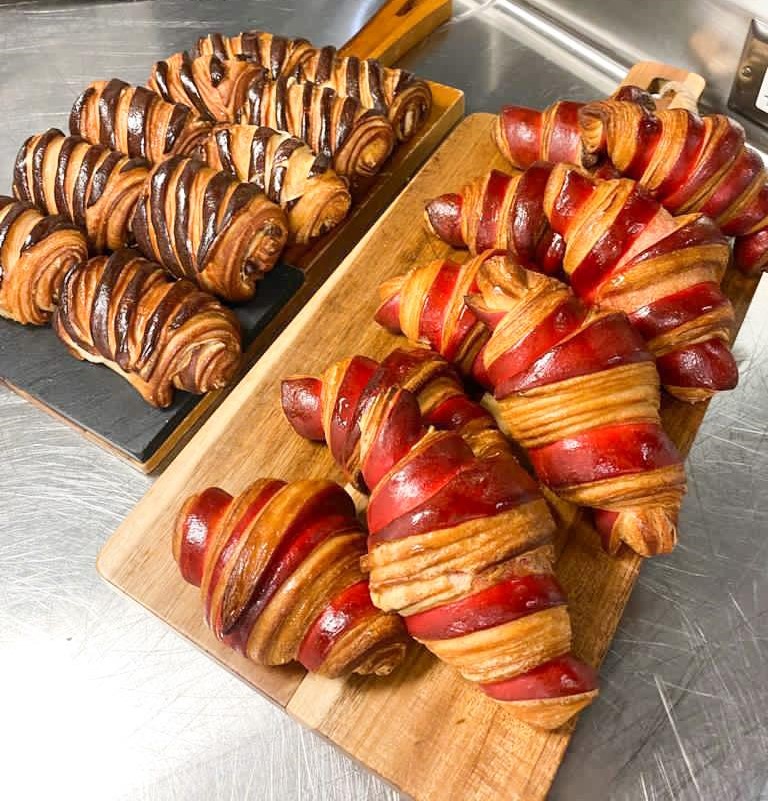 Bicolor croissant and brioche